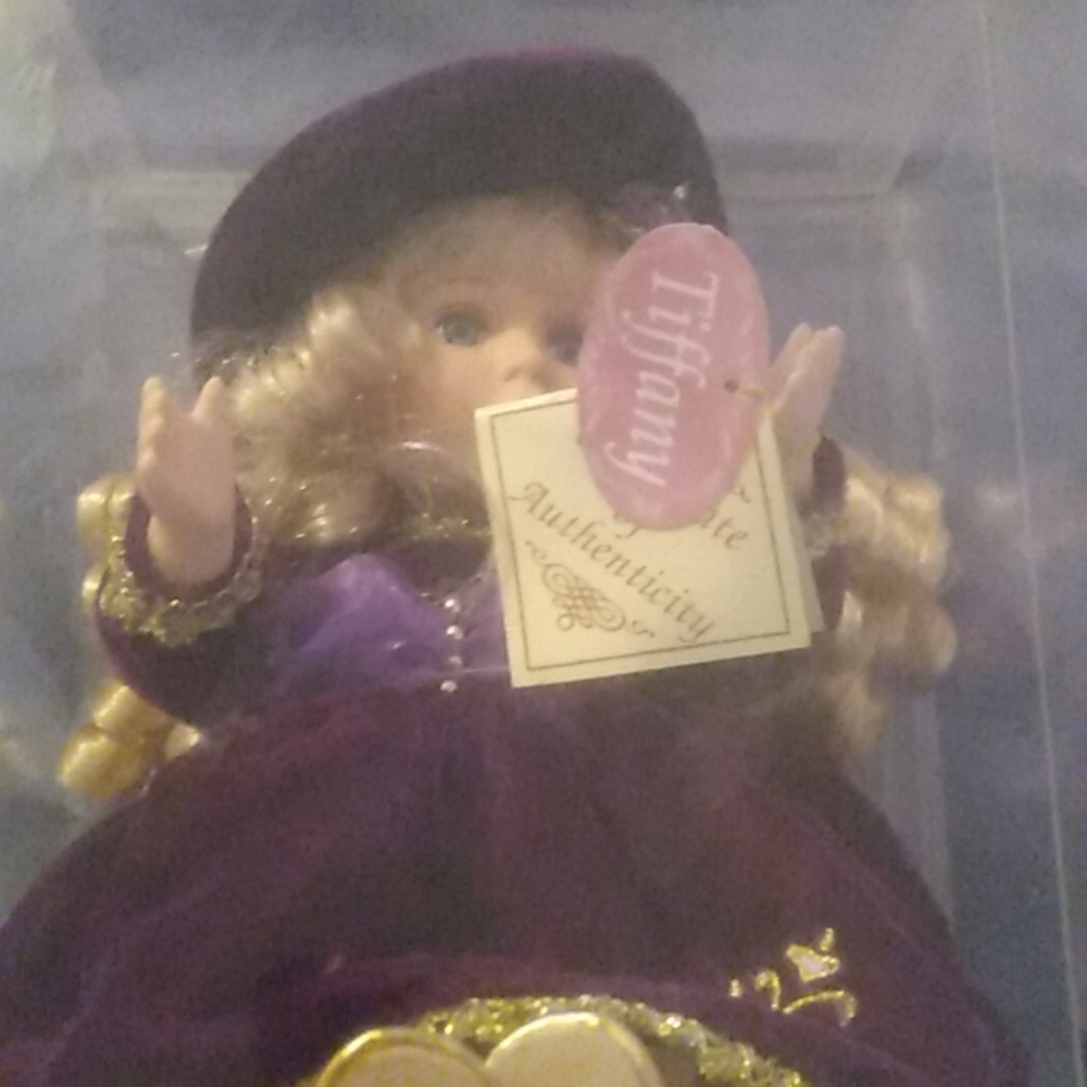 Gift gallery wind up musical doll (Tiffany)